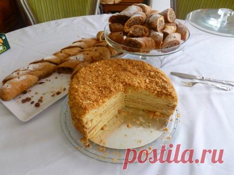 Olga Altman
Торт Наполеон
тесто
300 г холодного слив. масла
400 г мука
2 яйца
100 г сметана
1 ст л уксус
щепотка соли
Пропустить муку,соль и масло в крошку в блендере.В отдельной емкости смешать жидкие состовляющие. В крошку вылить яичную смесь и прокрутить пока не соберётся в ком.Вынуть в пластиковый мешок и слегка и быстро промесить руками.