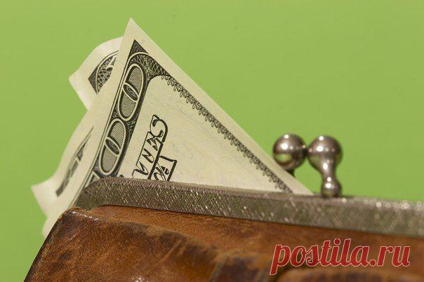 Главные принципы привлечения денег в нашу жизнь:
1. Действуйте согласно своему предназначению, максимально используя свои таланты, принося своей деятельностью благо миру.
2. Необходимо преодолеть два самых разрушительных чувства - жадность и зависть.
3. Научитесь с благодарностью принимать деньги за выполненную работу или оказанную вами услугу. Не стесняйтесь называть цену своего товара и использовать деньги для взаиморасчета. 
4. Поставьте себе четкую финансовую цель на ближайший год. Деньг