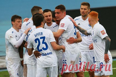 «Оренбург» разгромил «Сочи» в матче РПЛ. «Оренбург» разгромил «Сочи» в матче 11-го тура Российской премьер-лиги (РПЛ). Встреча прошла в Оренбурге и завершилась со счетом 4:1. На третьей минуте «Оренбург» вывел вперед полузащитник Тимур Аюпов. Затем преимущество команды увеличил хавбеки Сесар Флорентин, а также Владимир Сычевой и Джимми Марин — с пенальти.