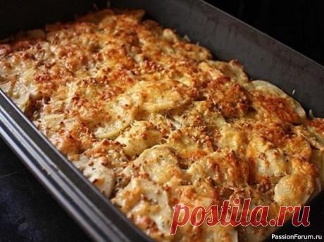 Мясная запеканка Готовимся к Новогодним и Рождественским праздникам!🎄🍖🥘🥔🍄🎄Любимый рецепт моей мамы. Ни одно торжество не обходилось без этого блюда!Ингредиенты:картофель (6шт),фарш свинина+говядина (400г),грибы (100-150г),лук (1шт),сметана (1 стакан),яйцо,чеснок (2 дольки),соль, перец.Приготовление:1....