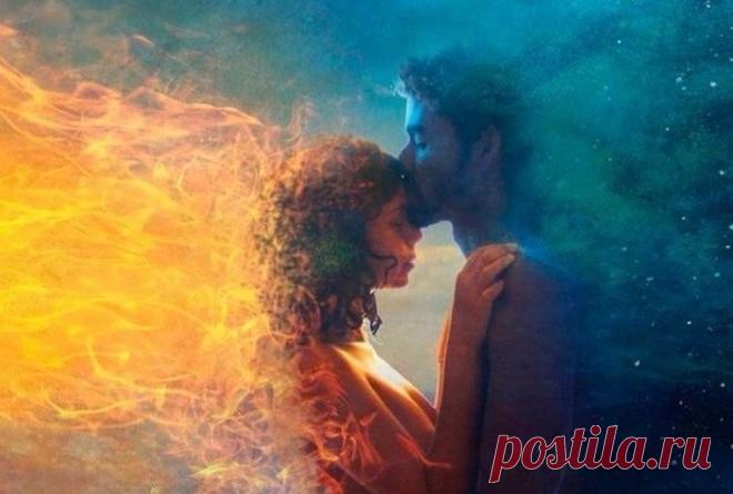 Когда я губ твоих коснулась,
Я поняла, что счастье есть.
И не в деньгах, как думают люди,
А в том, что рядом кто-то есть.

Ты стал таким родным и близким,
Что кругом просто голова.
Мурашки от твоих движений, 
И загораются глаза.

Ты самый лучший, 
Добрый, нежный.
Я так скучаю по тебе,
Когда целуешь мои плечи,
Я растворяюсь в тишине.

Твой запах кожи
Так мне близок
И взгляд теплей ночи любой,
Ты мне дороже, чем другие,
Ты только рядом будь со мной.