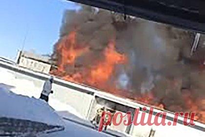 В российском регионе масштабный пожар на производстве попал на видео. В Мордовии произошел пожар в мебельном цеху площадью 1750 квадратных метров, на кадрах видно языки пламени высотой в несколько метров. Тушение осложняется высокой пожарной нагрузкой здания, отметили там. В ликвидации участвуют 63 человека и 15 единиц техники, добавили в МЧС.