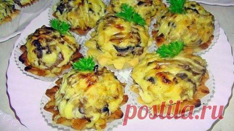 Жюльен в тарталетках
Грудка куриная (вареная) — 400 г
Шампиньоны (свежие) — 400 г
Лук репчатый — 2 шт.
Сыр (сливочный, не очень твердый) — 300 г
Сливки (20%) — 500 мл
Мука пшеничная — 2 ст. л.