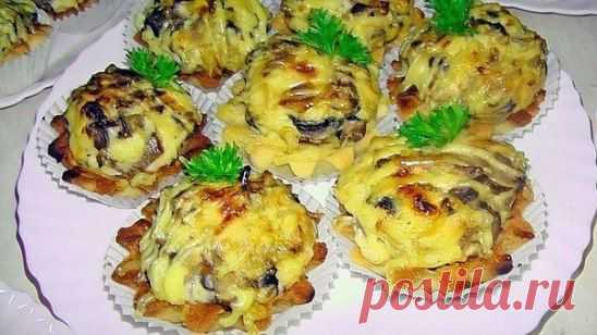 Жюльен в тарталетках 

Грудка куриная (вареная) — 400 г
Шампиньоны (свежие) — 400 г
Лук репчатый — 2 шт.
Сыр (сливочный, не очень твердый) — 300 г
Сливки (20%) — 500 мл
Мука пшеничная — 2 ст. л.