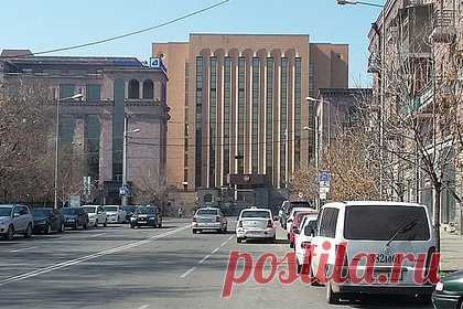 Россия прокомментировала осквернение памятника в Ереване. Посольство РФ в Армении назвало циничной провокацией осквернение памятника детям блокадного Ленинграда в Ереване. «Глубоко возмущены циничной провокацией у памятника "Детям блокадного Ленинграда". Подобные действия трудно расценивать иначе как выражение открытого надругательства над памятью», — заявили в посольстве.