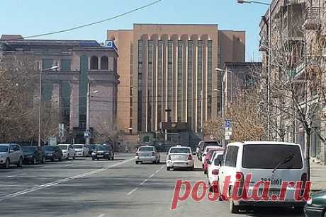 Россия прокомментировала осквернение памятника в Ереване. Посольство РФ в Армении назвало циничной провокацией осквернение памятника детям блокадного Ленинграда в Ереване. «Глубоко возмущены циничной провокацией у памятника &quot;Детям блокадного Ленинграда&quot;. Подобные действия трудно расценивать иначе как выражение открытого надругательства над памятью», — заявили в посольстве.