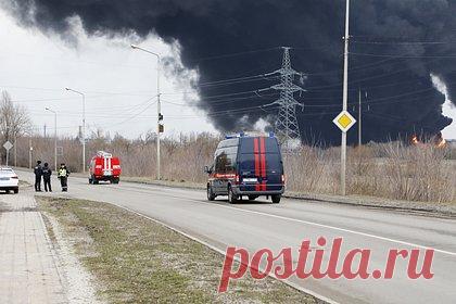 На дом в приграничном российском регионе упал снаряд. В селе Муром Шебекинского района Белгородской области на частный жилой дом с парашюта упал снаряд. Об этом в пятницу, 28 апреля, сообщил губернатор приграничного российского региона Вячеслав Гладков. «Никто не пострадал. Место оцеплено, работает следственная группа», — написал он.