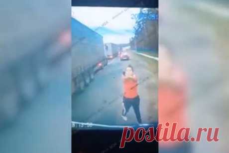 На россиянина напали с пистолетом и топором люди из ехавшей по обочине машины. Под Серпуховом на водителя грузовика напали на трассе после того, как он не пропустил машину, ехавшую по обочине в объезд пробки. Пострадавший Виктор Колдышев рассказал, что ехал в сторону Тулы, когда заметил, как позади его грузовика по обочине едет машина, которая сильно пылит, а из под колес летит гравий.