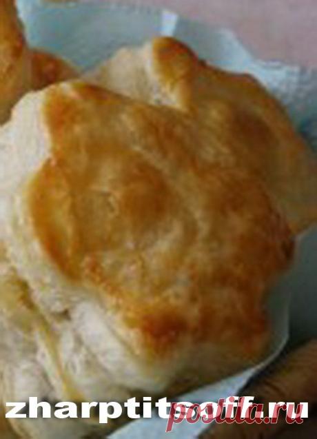 Пирожки слоеные, птичий фарш и лук в начинке