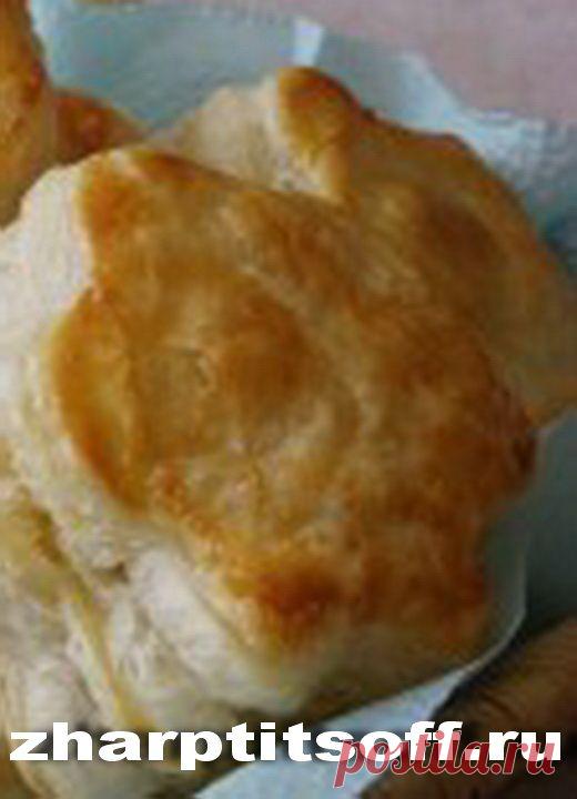 Пирожки слоеные, птичий фарш и лук в начинке