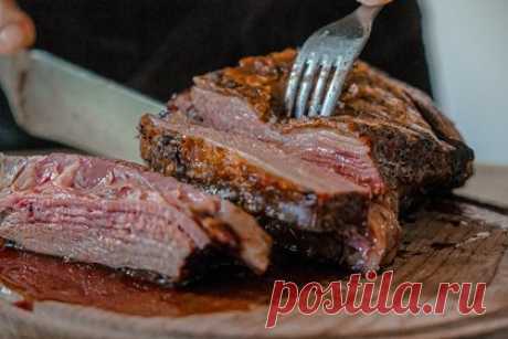 Названы плюсы и минусы частого употребления красного мяса в пищу. Частое употребление красного мяса снабжает организм незаменимыми аминокислотами, витаминами и другими полезными веществами, но при этом может вызвать дефицит калия и клетчатки, полагает врач-терапевт Саймон Теобальдс. Кроме того, у любителей мяса выше риск инсультов и сердечных приступов.