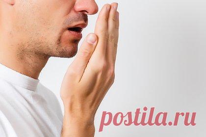 Названы способы избавиться от запаха изо рта по утрам. Обезвоживание является одной из неочевидных причин появления по утрам неприятного запаха изо рта, считает сомнолог Абхинав Сингх. По его словам, нарушение водного баланса ведет к сухости во рту, которая провоцирует рост болезнетворных бактерий и появление неприятного запаха.