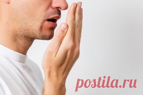 Названы способы избавиться от запаха изо рта по утрам. Обезвоживание является одной из неочевидных причин появления по утрам неприятного запаха изо рта, считает сомнолог Абхинав Сингх. По его словам, нарушение водного баланса ведет к сухости во рту, которая провоцирует рост болезнетворных бактерий и появление неприятного запаха.