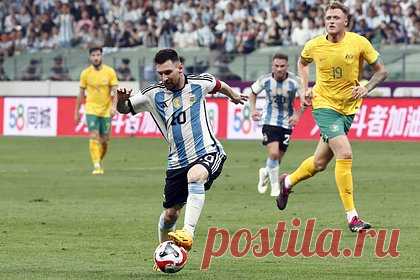 Месси забил самый быстрый гол в карьере. Нападающий сборной Аргентины Лионель Месси открыл счет в товарищеском матче против национальной команды Австралии. Форвард поразил ворота соперника дальним ударом на 80-й секунде матча. Это самый быстрый гол в карьере аргентинца. 7 июня Месси объявил о переходе в клуб американской MLS «Интер Майами».