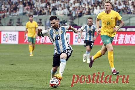 Месси забил самый быстрый гол в карьере. Нападающий сборной Аргентины Лионель Месси открыл счет в товарищеском матче против национальной команды Австралии. Форвард поразил ворота соперника дальним ударом на 80-й секунде матча. Это самый быстрый гол в карьере аргентинца. 7 июня Месси объявил о переходе в клуб американской MLS «Интер Майами».