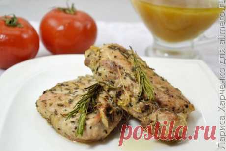 Свиные стейки с розмарином и соусом