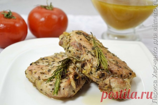 Свиные стейки с розмарином и соусом