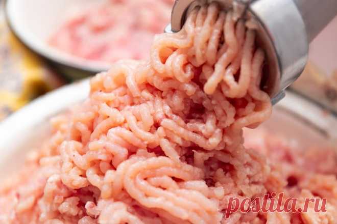 Как приготовить вкусный куриный фарш
Курица – универсальный продукт. Она подходит для супов, второго, салатов и изделий из фарша: тефтелей, котлет, зраз, фрикаделек и сытных пирогов.

Перед тем, как приготовить вкусный сочный куриный фарш, изучите все нюансы рецепта. Из такого фарша легко приготовить множество блюд.