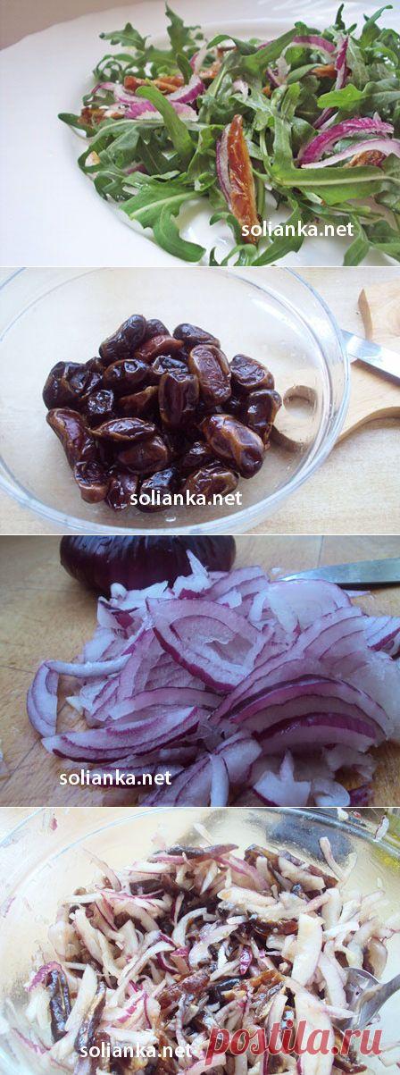 Вкусный необычный салатик с руколой и красным маринованным луком