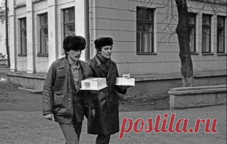День Зарплаты. Домой с тортом.