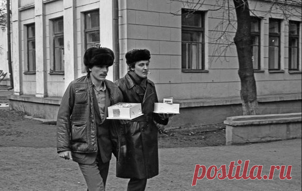 День Зарплаты. Домой с тортом.