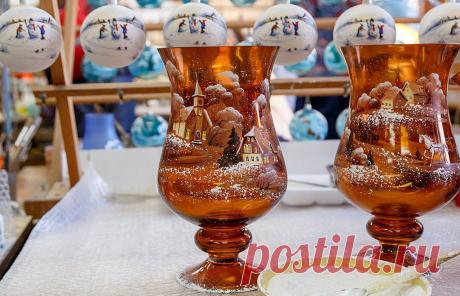 Рисунок наносится в несколько этапов: берётся игрушка и наносится один слой краски, пока на нем краска подсыхает, хужожник наносит основной цвет на вторую игрушку и т.д. Затем хужожник возвращается к первой и рисует часть сюжета и опять подвешивает игрушку и т.д.