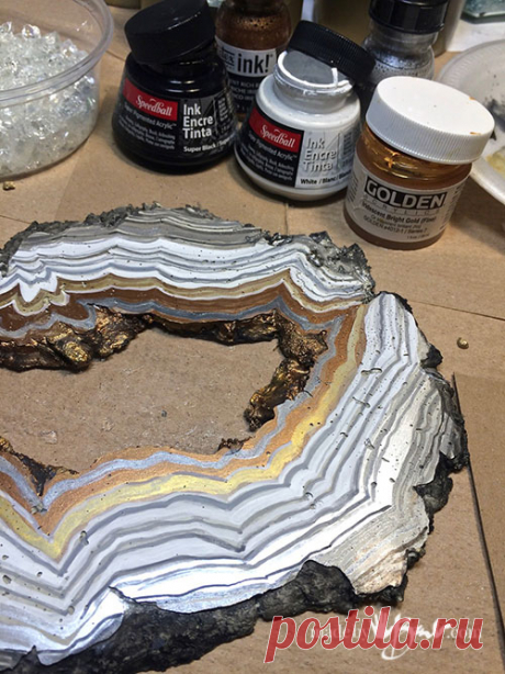 DIY Giant Concrete Geode - Made By Barb - простые пошаговые инструкции по литью, краске и добавлению кристаллов для создания огромных артефактов геодезических и драгоценных камней