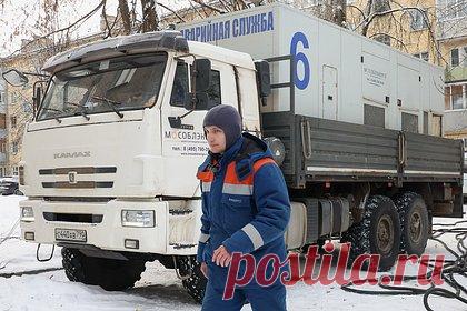 Подмосковью после ЧП с отоплением понадобились миллиарды рублей. Десятки домов все еще остаются без тепла. Губернатор Московской области Андрей Воробьев заявил, что для стабилизации ситуации с теплоснабжением в микрорайоне Климовск Подольска в сферу ЖКХ необходимо инвестировать миллиарды рублей. По его словам, в настоящее время к теплу подключены 122 из 173 оказавшихся ранее без подачи тепла домов.