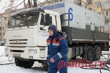 Подмосковью после ЧП с отоплением понадобились миллиарды рублей. Десятки домов все еще остаются без тепла. Губернатор Московской области Андрей Воробьев заявил, что для стабилизации ситуации с теплоснабжением в микрорайоне Климовск Подольска в сферу ЖКХ необходимо инвестировать миллиарды рублей. По его словам, в настоящее время к теплу подключены 122 из 173 оказавшихся ранее без подачи тепла домов.