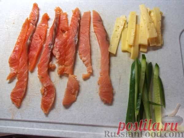 Рецепт: Роллы с семгой, сыром и огурцом на RussianFood.com