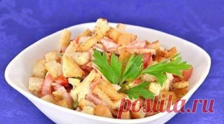 Салат из помидоров с грудинкой, сыром и сухариками | Приготовлено дома