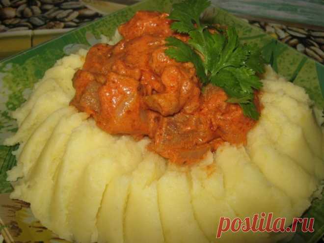 Самый простой способ вкусно накормить семью — свинина тушёная в соусе.