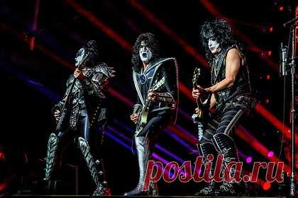 Участник Kiss пожертвовал четверть миллиона долларов на лечение больных детей. Участник группы Kiss рок-музыкант Джин Симмонс пожертвовал четверть миллиона долларов на лечение больных детей. Артист выставил на аукцион подписанную им гитару и отправил 250 тысяч долларов некоммерческой организации Mending Kids, которая занимается проведением хирургических операций детям по всему миру.