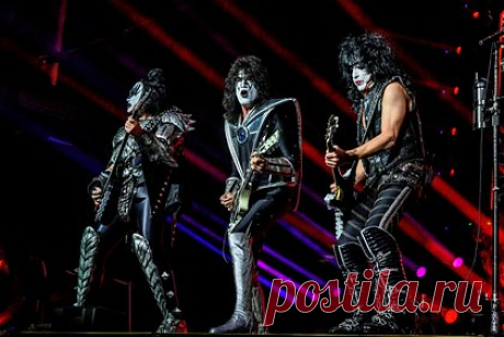 Участник Kiss пожертвовал четверть миллиона долларов на лечение больных детей. Участник группы Kiss рок-музыкант Джин Симмонс пожертвовал четверть миллиона долларов на лечение больных детей. Артист выставил на аукцион подписанную им гитару и отправил 250 тысяч долларов некоммерческой организации Mending Kids, которая занимается проведением хирургических операций детям по всему миру.