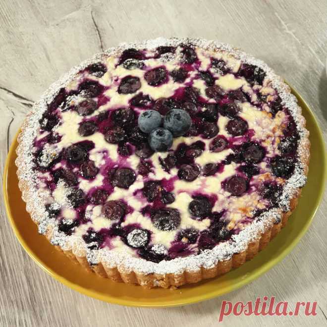 Песочное тесто: 200 гр слив масла и 100 гр сахара взбить, добавить 300 гр муки, 1 ч.л. разрыхлителя и 1,5 шт яйца. Замесить тесто , раскатать и выложить в рифлёную форму со сьемным дном.
