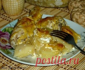 Картошка с куриными ножками в духовке
Ингредиенты:
6 куриных ножек;
1 кг картофеля;
250 г сметаны;
соль, сухие травы, перец - по вкусу;
2 зубчика чеснока;
300 г сыра.
Приготовление:
Куриные ножки солим, перчим, посыпаем сухими травами, добавляем чеснок, пропущенный через пресс, и сметану. Перемешиваем и оставляем минут на 30.
Очищенный картофель режем достаточно тонкими кружками, солим, перчим, выкладываем в жаропрочную форму.
На картошку выкладываем куриные голени, закрываем форму фольгой и
