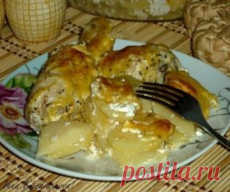 Картошка с куриными ножками в духовке
Ингредиенты:
6 куриных ножек;
1 кг картофеля;
250 г сметаны;
соль, сухие травы, перец - по вкусу;
2 зубчика чеснока;
300 г сыра.
Приготовление:
Куриные ножки солим, перчим, посыпаем сухими травами, добавляем чеснок, пропущенный через пресс, и сметану. Перемешиваем и оставляем минут на 30.
Очищенный картофель режем достаточно тонкими кружками, солим, перчим, выкладываем в жаропрочную форму.
На картошку выкладываем куриные голени, закрываем форму фольгой и