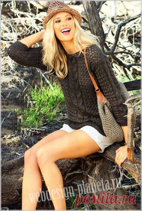 Коричневый пуловер спицами с косами.