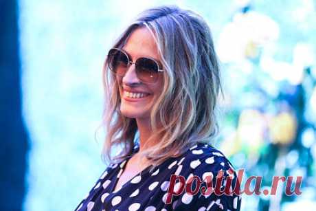 Джулия Робертс арендовала дом за миллион рублей в неделю. Американская актриса Джулия Робертс на время съемок в новом фильме «Билет в рай» (Ticket to Paradise) арендовала роскошный дом в Австралии. Знаменитость приехала в особняк в штате Новый Южный Уэльс со своей семьей. Неделя проживания в таком доме стоит 14 тысяч долларов (более миллиона рублей).