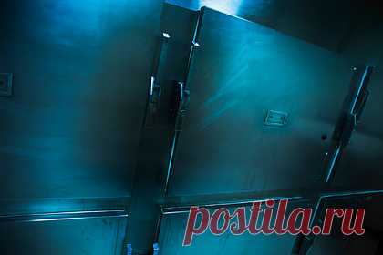 За выдачу тела умершего россиянина врач потребовал деньги от родственников. Житель Красноярского края утонул в реке Решеты. Его тело вытащили из воды и отправили в морг, который представляет из себя деревянное здание без холодильника. Однако врач отказался отдавать родственникам тело молодого человека и потребовал за это денежное вознаграждение. Тело утонувшего лежало в морге три дня.