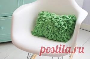 Декоративные подушки своими руками Декоративные подушки – это очень милое и необычное украшение интерьера. А если Вы сошьете их самостоятельно, это только придаст оригинальности. Сделать их совершенно не сложно, нужны лишь небольшие на...