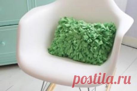 Декоративные подушки своими руками Декоративные подушки – это очень милое и необычное украшение интерьера. А если Вы сошьете их самостоятельно, это только придаст оригинальности. Сделать их совершенно не сложно, нужны лишь небольшие на...