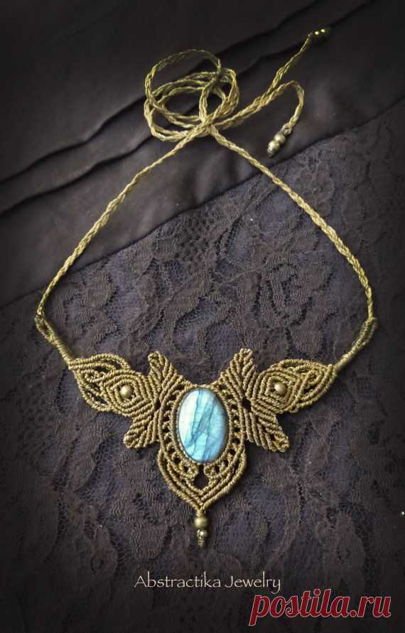 Macrame necklace - Tiara with labradorite gemstone. Woodlands, goddes…