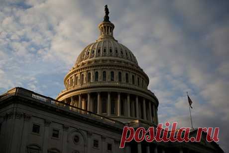 В США предложили санкции против России в случае «вторжения на Украину». Сенатор США, глава комитета по международным делам Роберт Менендес предложил ввести санкции против России в случае «вторжения на Украину». Согласно предложенным поправкам к оборонному бюджету, президент США Джо Байден должен будет запретить ведущим российским военным и сотрудникам въезжать в Штаты,