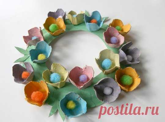  поделки для детей. из картонной упаковки от яиц, одноразовой тарелки и декоративных помпонов можно — Поделки с детьми
