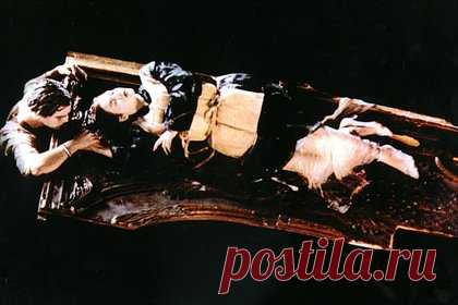 Джеймс Кэмерон объяснил невозможность спасти обоих главных героев «Титаника». Кинорежиссер Джеймс Кэмерон объяснил невозможность спасти обоих главных героев «Титаника», опровергнув теорию фанатов фильма, что Джек, сыгранный актером Леонардо Ди Каприо, смог бы выжить в конце картины. Для исследования на эту тему кинематографист нанял судмедэксперта и двух каскадеров.