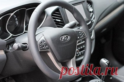 «АвтоВАЗ» объяснил повышение цен на Lada Vesta. Причиной роста предельной цены на автомобили семейства Lada Vesta стало добавление популярной опции подогрева руля. Представитель автопроизводителя объяснил, что сообщения о росте цен на весь модельный ряд некорректны. Речь идет только о добавлении одной опции в верхней комплектации Enjoy и Techno.