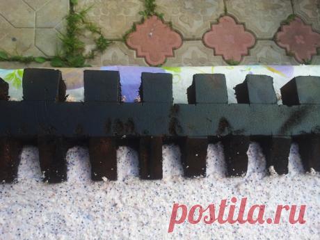 Переходим к покраске стен. Начинаем с зубцов. Покраска зубцов штукатуркой  является самой трудоемкой операцией, поэтому зубцы нужно сначала покрасить краской в тон штукатурки, а саму штукатурку можно класть только на лицевую и тыльную стороны зубцов. Можно вообще зубцы штукатуркой не покрывать, а покрасить краской из баллончика  в контрастный темный цвет, как мы это сделали на третьей стене.