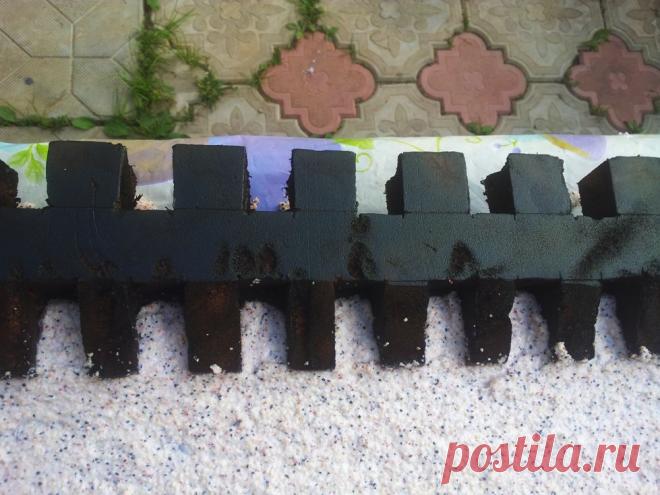 Переходим к покраске стен. Начинаем с зубцов. Покраска зубцов штукатуркой  является самой трудоемкой операцией, поэтому зубцы нужно сначала покрасить краской в тон штукатурки, а саму штукатурку можно класть только на лицевую и тыльную стороны зубцов. Можно вообще зубцы штукатуркой не покрывать, а покрасить краской из баллончика  в контрастный темный цвет, как мы это сделали на третьей стене.