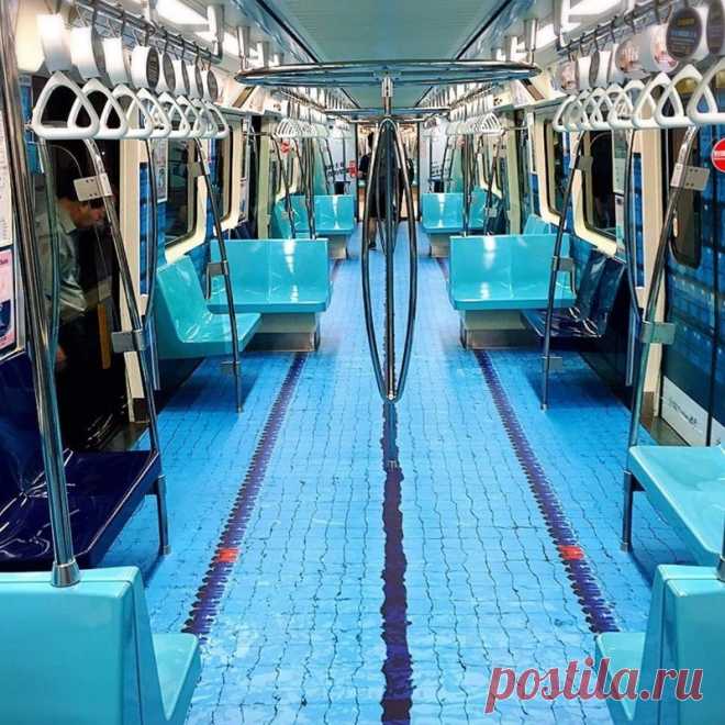 «Спортивное метро» в Тайбэе (7 фото) | Чёрт побери Вагоны городского метро превратились в площадки для разных видов спорта в столице Китайской Республики К Всемирной Универсиаде, которая в 2017 году пройдёт в столице провинции Тайвань Тайбэе, пол в вагонах метро оформили таким образом, чтобы он имитировал площадки для занятия спортом. В разных вагонах пол превратился в футбольное поле, бейсбольную и баскетбольную площадки, беговую дорожку и бассейн. Судя по снимкам в соцсе...